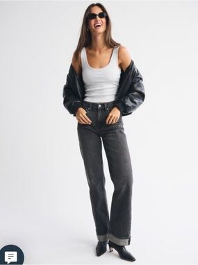 NEW Abercrombie Women's
High Rise 90s Relaxed Cuffed Hem Jean- Black Wash